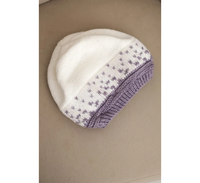 Dámská zimní čepice z vlny s geometrickým vzorem K477 bílá + fialová Dámská zimní čepice z vlny s geometrickým vzorem K477 bílá + fialová