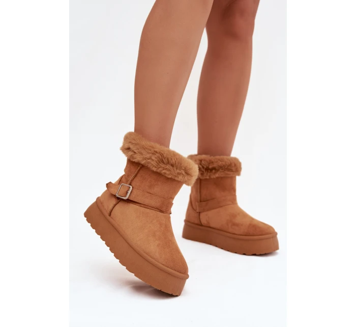 sněhule na platformě s přezkou a kožešinou Camel model 21821884 - Boto sněhule na platformě s přezkou a kožešinou Camel model 21821884 - Boto