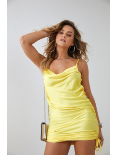 Žluté vypasované šaty s volánky