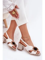 Kožené dámské sandály na podpatku s květinami model 21702877 bílé - Laura Messi Kožené dámské sandály na podpatku s květinami model 21702877 bílé - Laura Messi