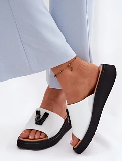 Kožené dámské pantofle s V na platformě  bílé model 22125929 - VINCEZA