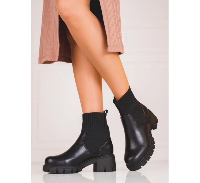 Designové dámské  kotníčkové boty černé na širokém podpatku