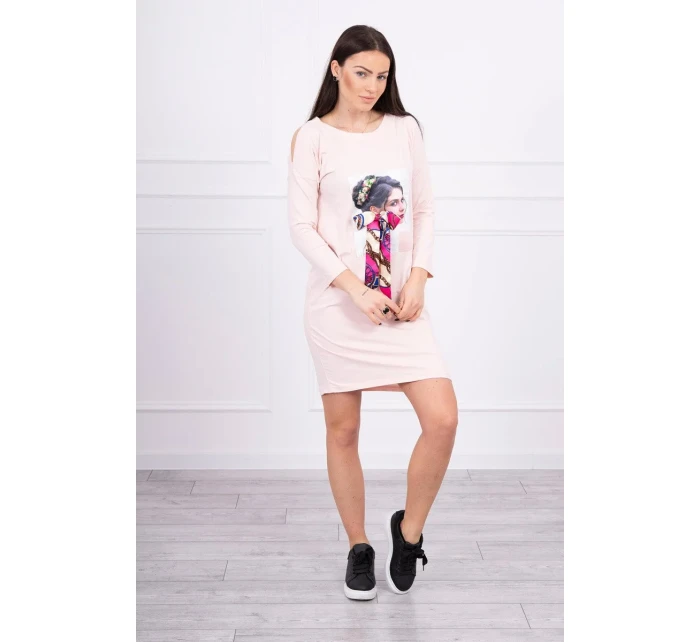 Šaty s model 18744100 a barevnou 3D mašlí pudrově růžové - K-Fashion Šaty s model 18744100 a barevnou 3D mašlí pudrově růžové - K-Fashion