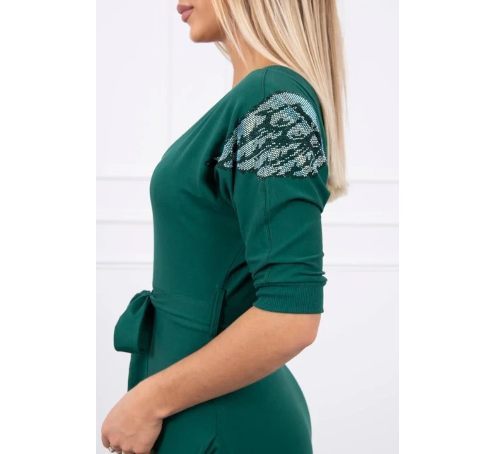 Šaty s křídly na ramenou zelené