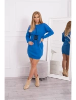 Zateplené šaty s ozdobným páskem chrpově modré barvy
