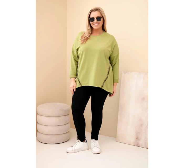 Dámská blůza Plus Size bavlněná s ohrnutým rukávem a model 21837248 v leopardím vzoru olivová - K-Fashion