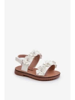 Lakované dětské sandálky zdobené květy Bílé model 21663882 - Boto Lakované dětské sandálky zdobené květy Bílé model 21663882 - Boto