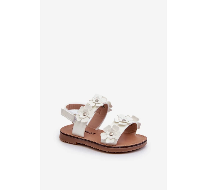 Lakované dětské sandálky zdobené květy Bílé model 21663882 - Boto Lakované dětské sandálky zdobené květy Bílé model 21663882 - Boto
