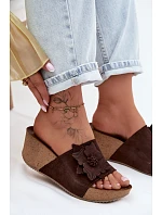 Kožené semišové dámské pantofle na platformě s ozdobným květinou Zazoo 40312 Hnědé