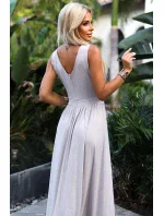 Béžové dlouhé dámské šaty s výstřihem a s rozparkem na noze model 20119780 - numoco Béžové dlouhé dámské šaty s výstřihem a s rozparkem na noze model 20119780 - numoco