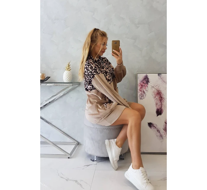 Velurové šaty s leopardím potiskem v béžové barvě Velurové šaty s leopardím potiskem v béžové barvě