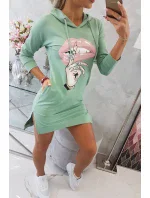 Šaty s delšími zády a barevným potiskem tmavě mátové barvy Šaty s delšími zády a barevným potiskem tmavě mátové barvy