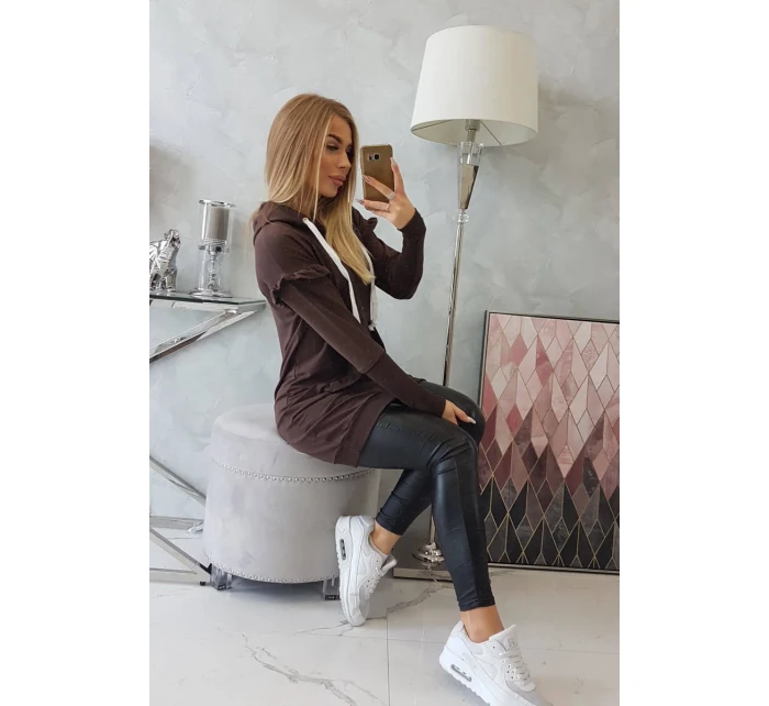 Šaty s ozdobnými volánky a kapucí v hnědé barvě Šaty s ozdobnými volánky a kapucí v hnědé barvě