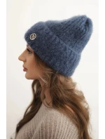 Dámská zimní čepice z huňaté pleteniny a s model 21441816 knoflíkem modrá - K-Fashion