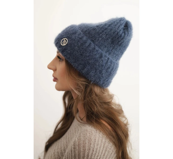Dámská zimní čepice z huňaté pleteniny a s model 21441816 knoflíkem modrá - K-Fashion