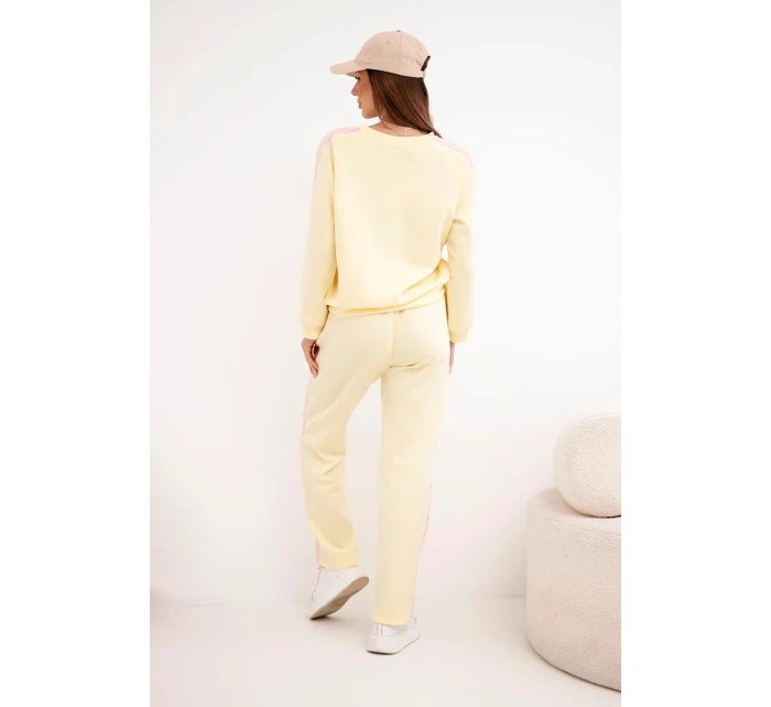 Dámská souprava Masełko s lampasy a volnou mikinou žlutý Dámská souprava Masełko s lampasy a volnou mikinou žlutý