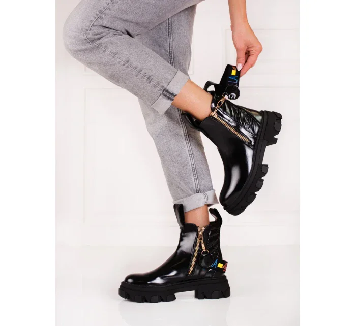 Praktické černé dámské kotníčkové boty na plochém podpatku Praktické černé dámské kotníčkové boty na plochém podpatku