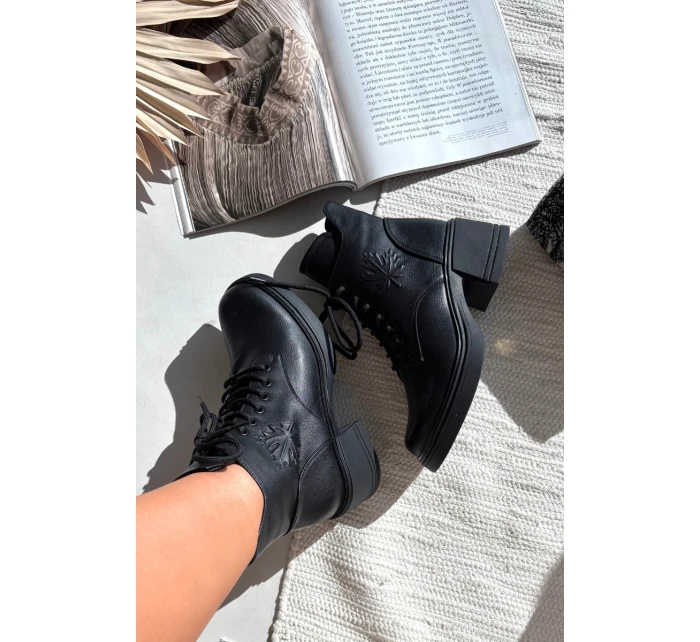 Dámské kožené kotníkové boty na klínku s podšívkou Vinceza 39950 Černé Dámské kožené kotníkové boty na klínku s podšívkou Vinceza 39950 Černé