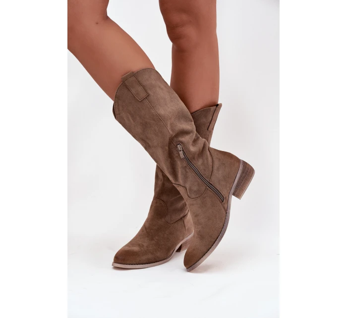 Dámské kozačky ve western stylu na nízkém podpatku Cherrie – tmavě béžové, eko zamsz Dámské kozačky ve western stylu na nízkém podpatku Cherrie – tmavě béžové, eko zamsz