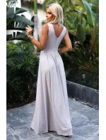 Béžové dlouhé dámské šaty s výstřihem a s rozparkem na noze model 20119780 - numoco Béžové dlouhé dámské šaty s výstřihem a s rozparkem na noze model 20119780 - numoco