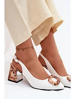 Dámské sandály na podpatku s dekorativním přezkou Vinceza 62289 bílé