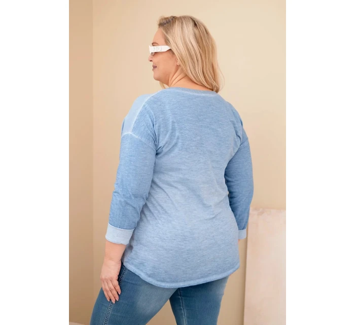 Dámská blůza Plus Size s nápisem a perličkami v modré barvě jeansová Dámská blůza Plus Size s nápisem a perličkami v modré barvě jeansová
