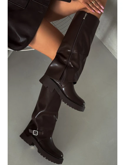 Zateplené kozačky s ohrnutým svrškem a přezkou čokoládové model 21704858 - Boto Zateplené kozačky s ohrnutým svrškem a přezkou čokoládové model 21704858 - Boto