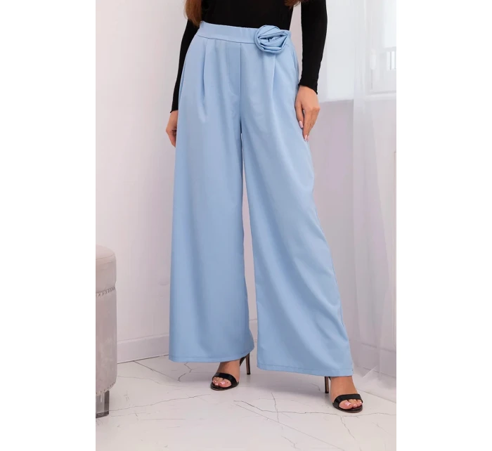 Dámské elegantní kalhoty s širokou nohavicí a ozdobným květem modré Dámské elegantní kalhoty s širokou nohavicí a ozdobným květem modré