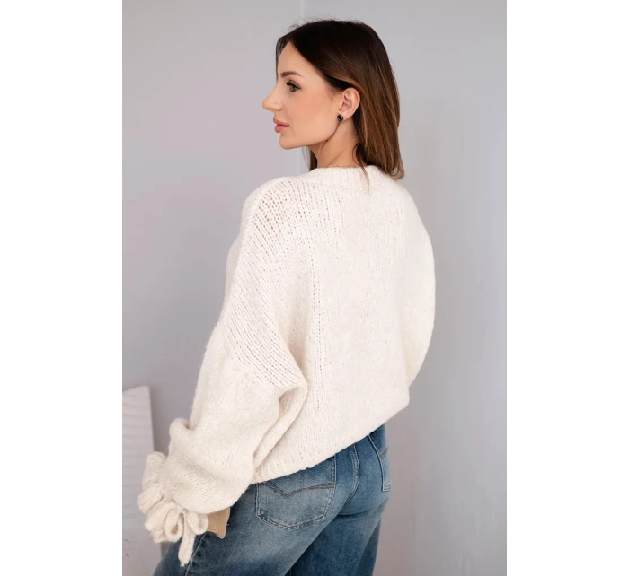 Dámský svetr s přídavkem mohéru s hrubým pletením a ozdobnými rukávy béžový