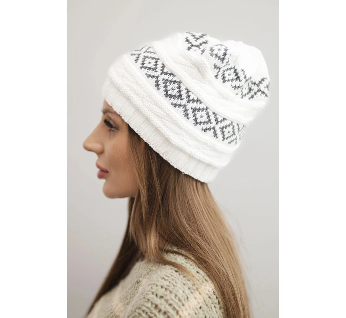 Dámská zimní čepice s vzorem a vlnou K425 bílá Dámská zimní čepice s vzorem a vlnou K425 bílá