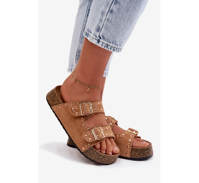 Dámské pantofle se zlatými sponami a cvočky Camel model 21960988 - Boto