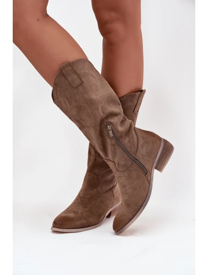 Dámské kozačky ve western stylu na nízkém podpatku Cherrie – tmavě béžové, eko zamsz Dámské kozačky ve western stylu na nízkém podpatku Cherrie – tmavě béžové, eko zamsz