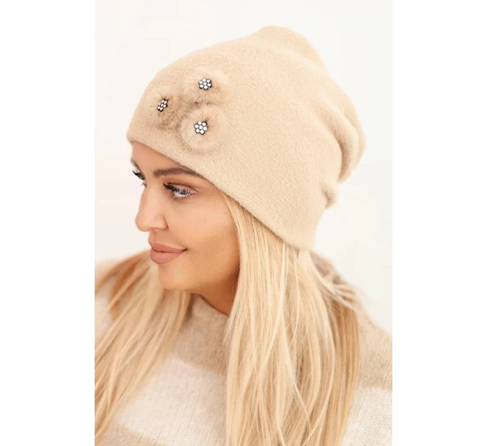 Dámská čepice s ozdobnými model 21470139 květy elegantní camelová - K-Fashion