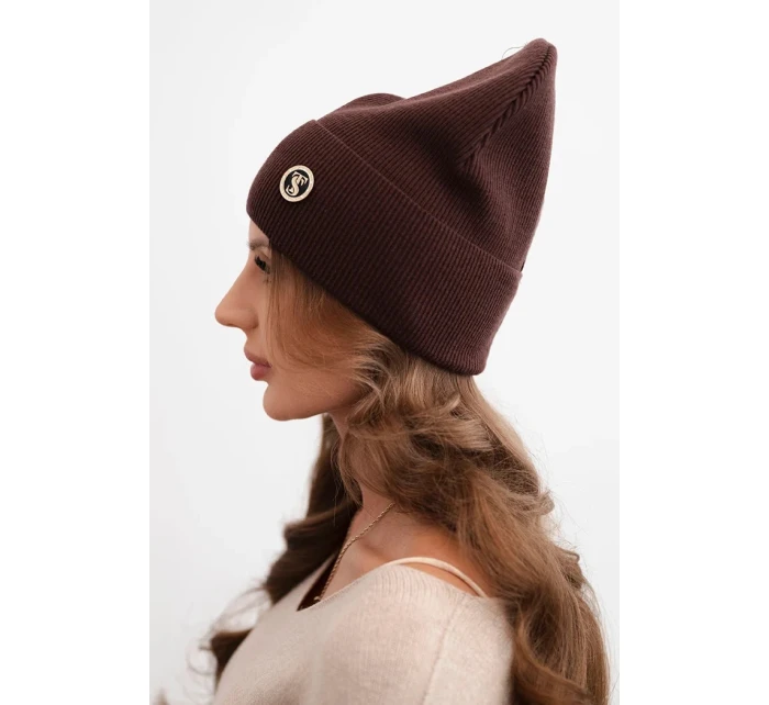 Dámská čepice z modalu a viskózy s ozdobným knoflíkem hnědá Dámská čepice z modalu a viskózy s ozdobným knoflíkem hnědá