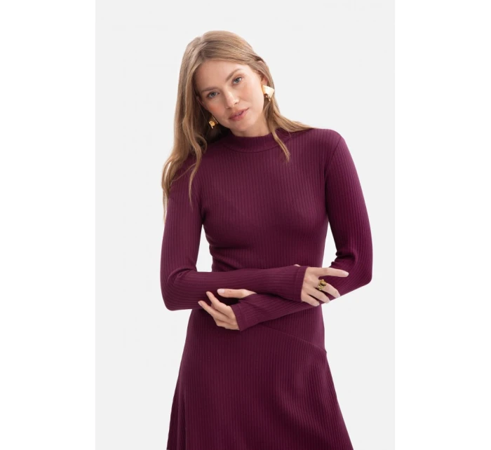 B299 Žebrované midi šaty s asymetrickým pasem - švestka