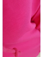 Šaty s kapucí a delšími zády fuchsiové barvy