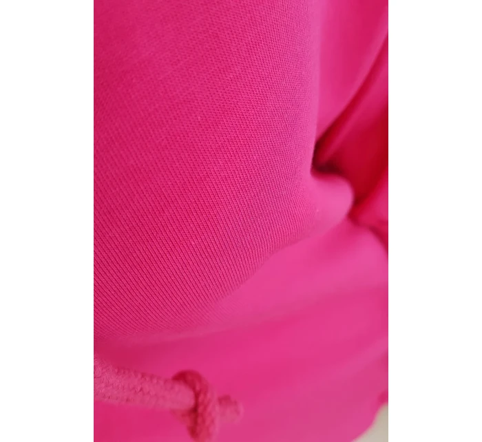 Šaty s kapucí a delšími zády fuchsiové barvy