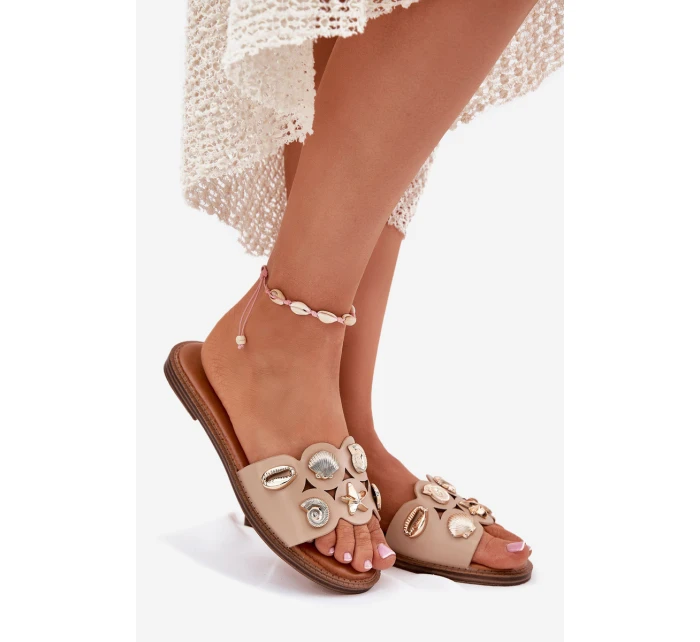 Dámské Pantofle Na Plochém Podpatku Se Zlatými Béžové model 21698998 - Boto Dámské Pantofle Na Plochém Podpatku Se Zlatými Béžové model 21698998 - Boto