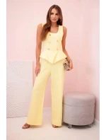 Dámská kombinéza bez rukávů s širokými nohavicemi a ozdobnými knoflíky žlutý Dámská kombinéza bez rukávů s širokými nohavicemi a ozdobnými knoflíky žlutý