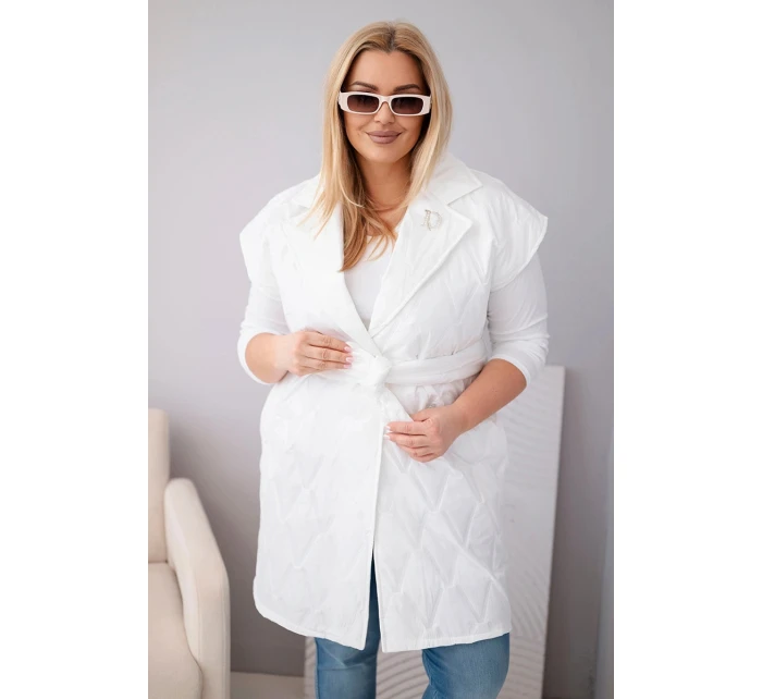 Dámská vesta Plus Size prošívaná s páskem a límcem bílá