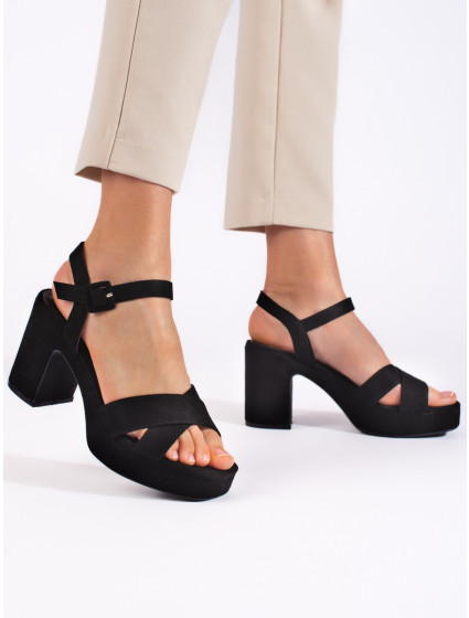 Praktické černé dámské  sandály na širokém podpatku