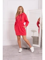 Zateplené šaty s kapucí v malinové barvě