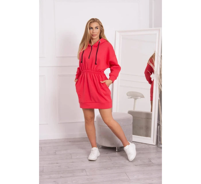 Zateplené šaty s kapucí v malinové barvě