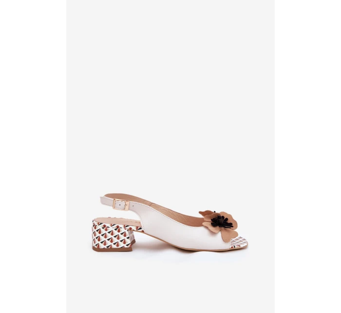 Kožené dámské sandály na klínku s ozdobným květem Laura Messi 2973 bílé Kožené dámské sandály na klínku s ozdobným květem Laura Messi 2973 bílé