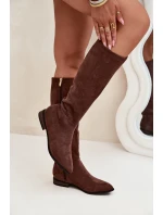 Dámské semišové kozačky na nízkém podpatku model 21848558 – hnědé - Kesi