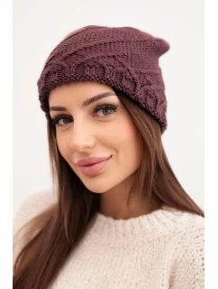 Dámská zimní čepice s ozdobným pletením a klasickým střihem K372 tmavě fialová