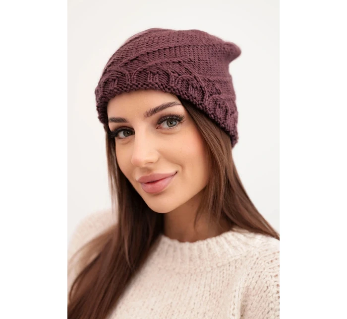 Dámská zimní čepice s ozdobným pletením a klasickým střihem K372 tmavě fialová