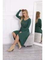 Šaty s ozdobným páskem a nápisem tmavě zelené Šaty s ozdobným páskem a nápisem tmavě zelené