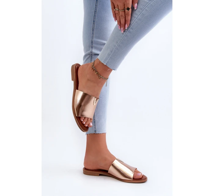 Dámské sandály z ekokože na ploché podrážce zlaté Maliha Dámské sandály z ekokože na ploché podrážce zlaté Maliha