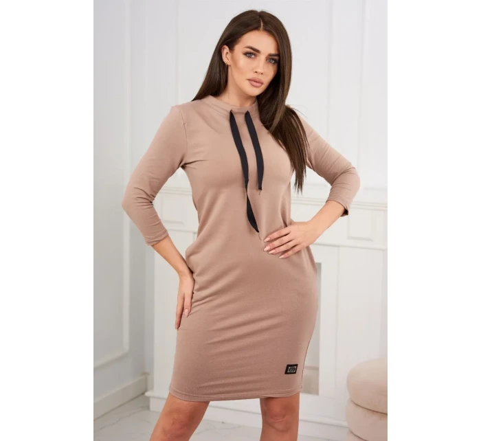 Šaty vázané u krku tmavě béžová